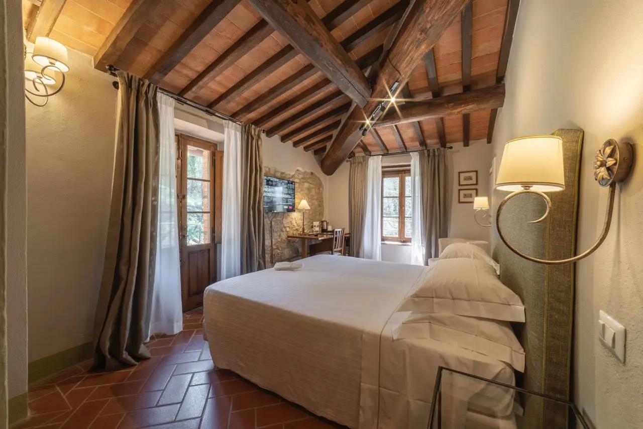 L'Ultimo Mulino Wellness Country Hotel in Gaiole in Chianti – Rustikales Doppelzimmer mit Holzbalkendecke | Wellnesshotel Toskana