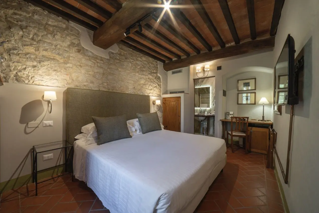 L'Ultimo Mulino Wellness Country Hotel in Gaiole in Chianti – Rustikales Zimmer mit Steinwand | Wellnesshotel Toskana