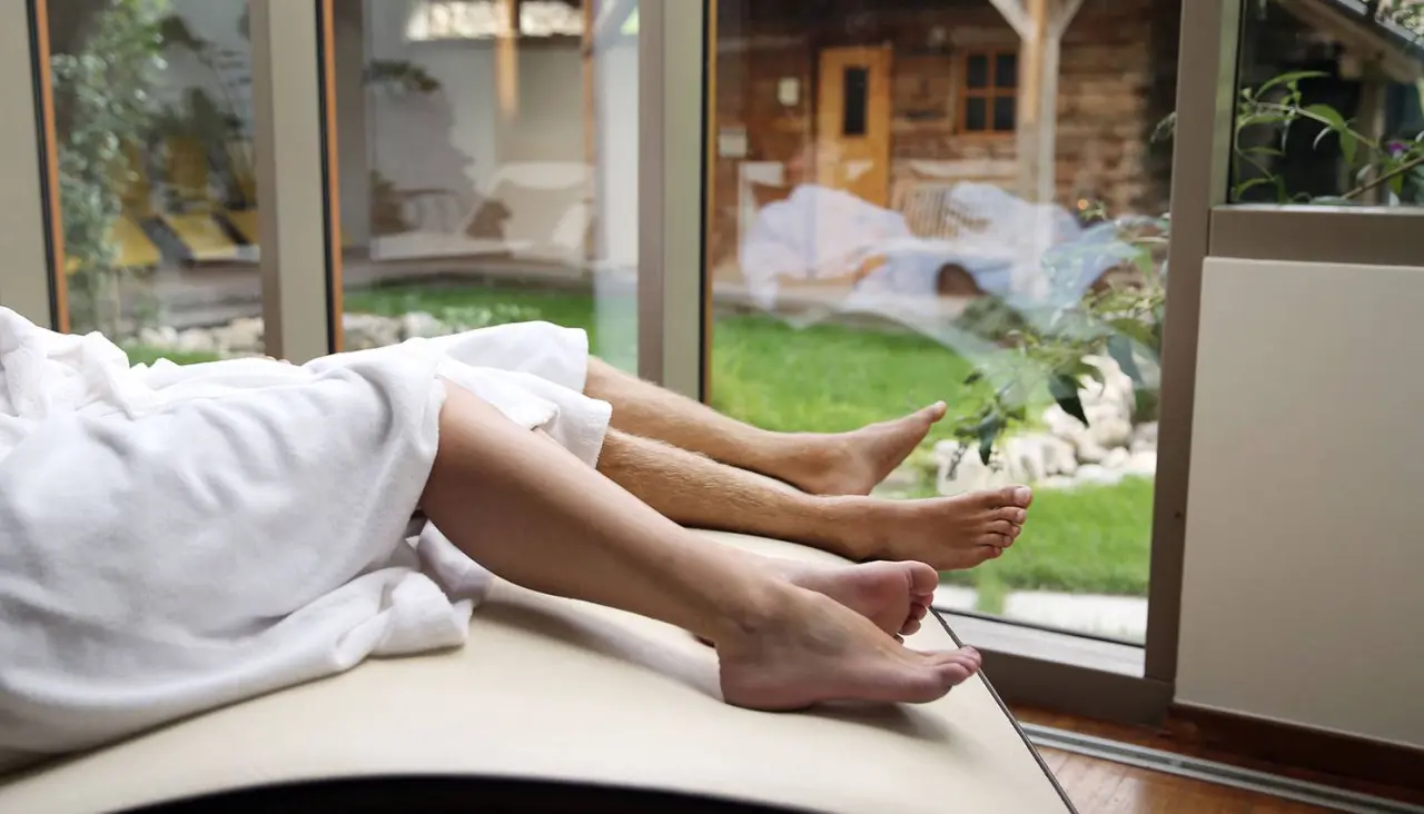 Entspannung im Bademantel mit Blick ins Grüne im RelaxResort Kothmühle