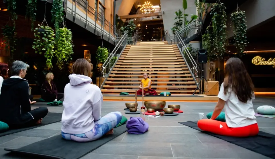 Yoga- und Klangschalenmeditation im lichtdurchfluteten Atrium des Ulrichshof Baby & Kinder Bio-Resort