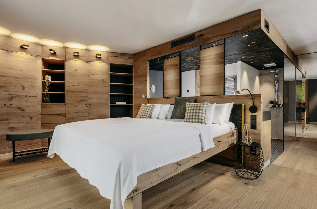 Modernes Doppelzimmer mit Holzelementen und offenem Bad im Luisenhöhe Gesundheitsresort Schwarzwald.