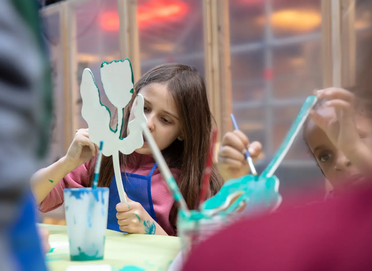 Mädchen malt kreativ in der Kinderbetreuung des The Alpina Gstaad