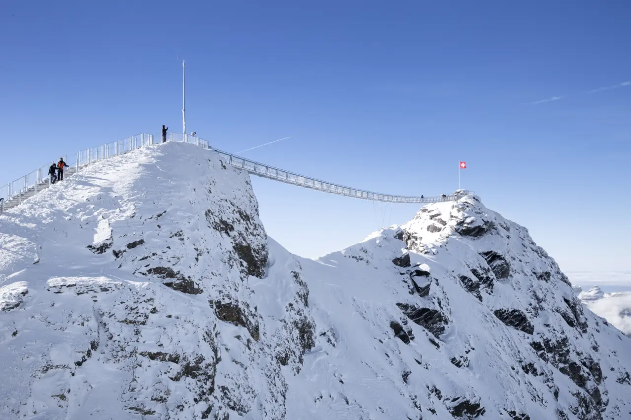 Spektakuläre Hängebrücke Peak Walk auf Glacier 3000 mit verschneiten Alpenpanorama nahe The Alpina Gstaad.