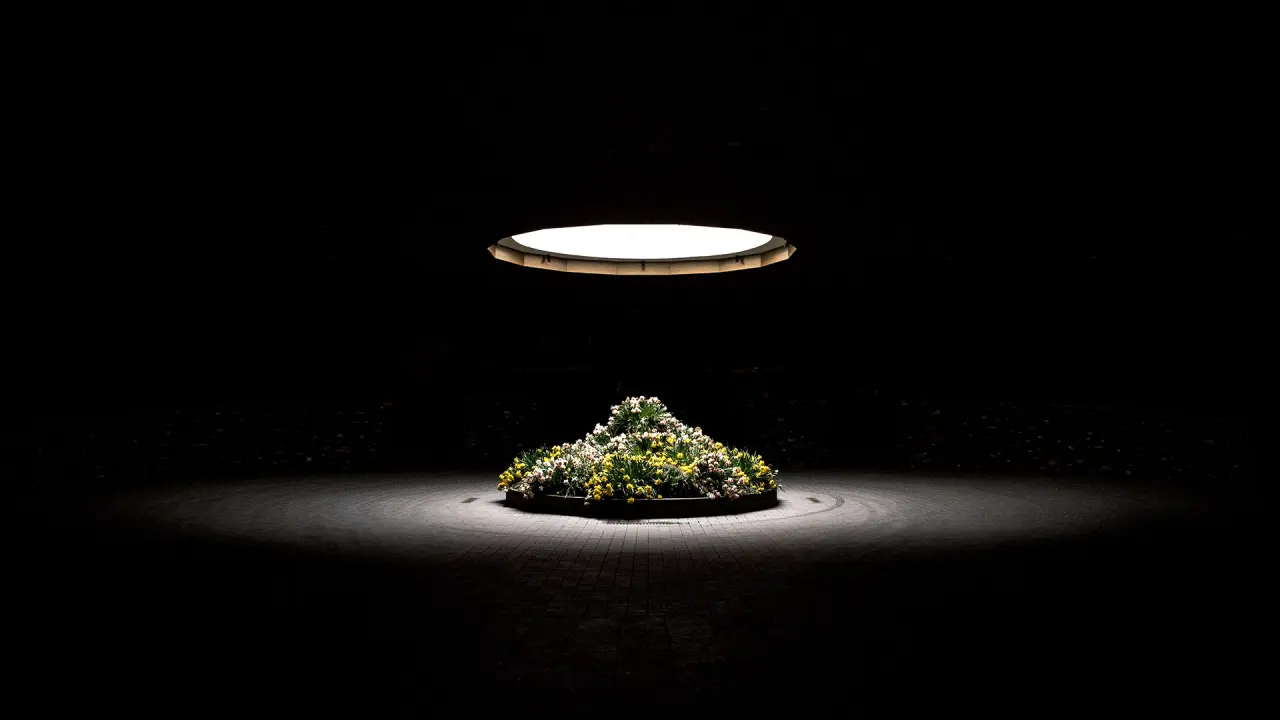 Minimalistisches Blumenbeet mit gelben und weißen Blüten unter einem runden Oberlicht im The Alpina Gstaad.