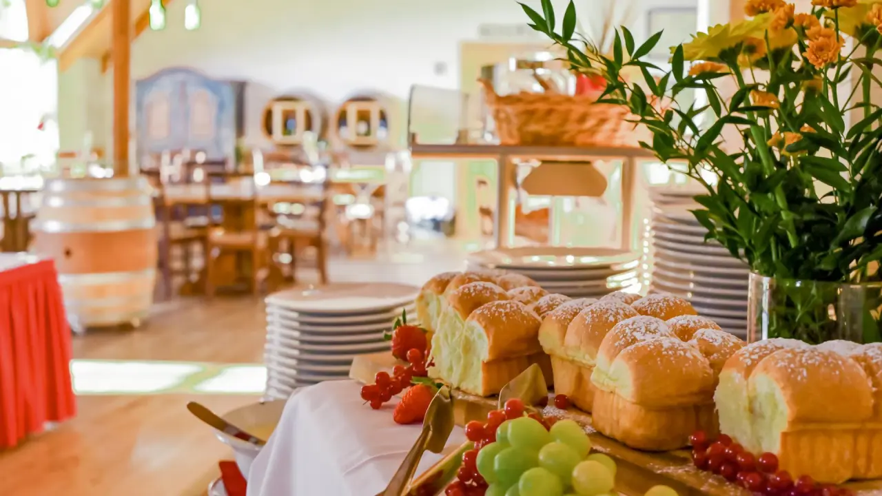 Einladendes Frühstücksbuffet mit süßem Gebäck und frischen Früchten im Restaurant des VILA VITA Pannonia.