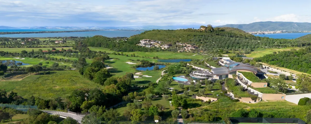 Argentario Golf & Wellness Resort in Porto Ercole – Panorama-Außenansicht mit Golfplatz und Pool | Wellnesshotel Toskana