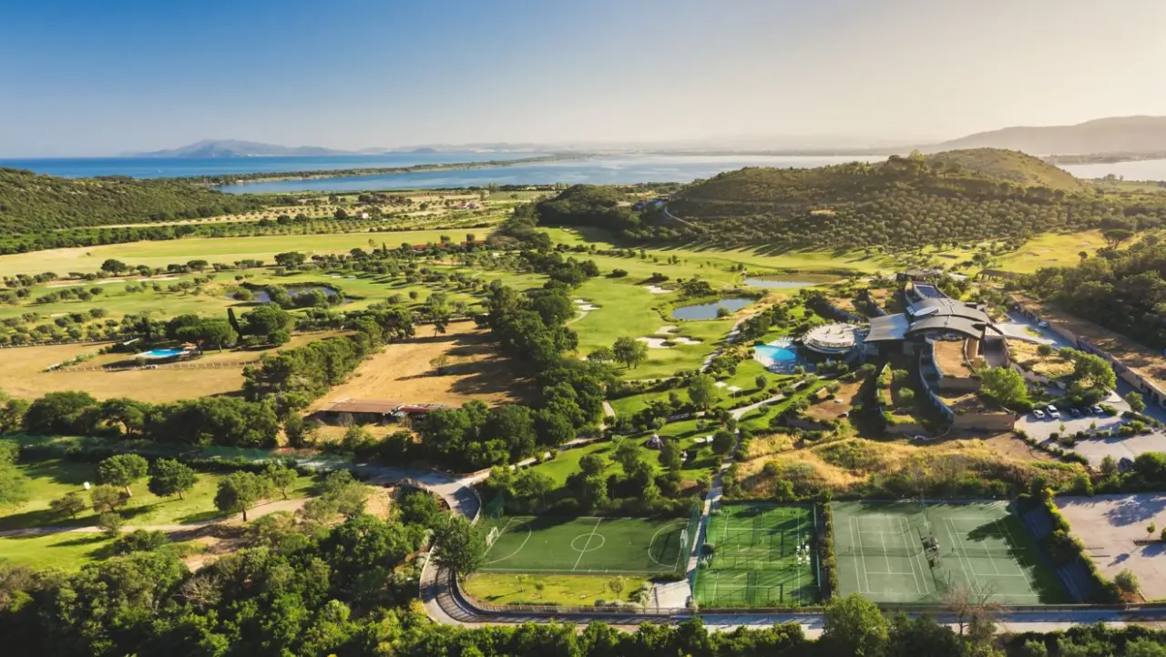 Argentario Golf & Wellness Resort in Porto Ercole – Luftaufnahme der Anlage mit Golfplatz und Meerblick | Wellnesshotel Toskana