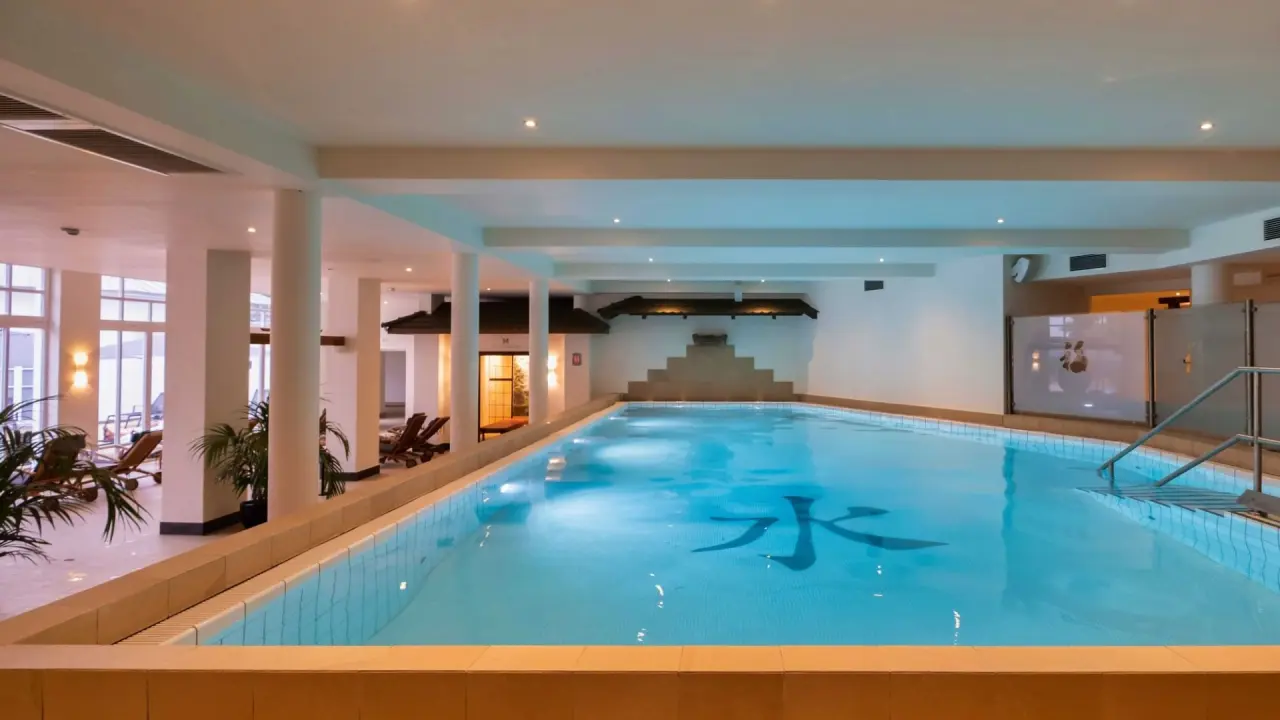 Grosszügiger Innenpool mit japanischem Design und Liegebereichen im Precise Resort Schwielowsee