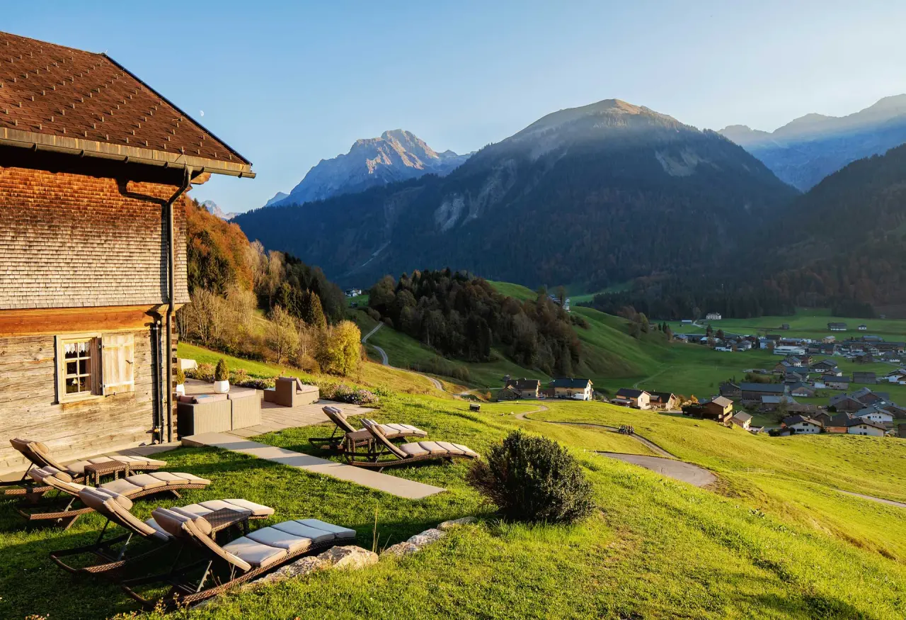 Einladende Sonnenterrasse mit Liegestühlen und Alpenpanorama am Hotel Am Holand