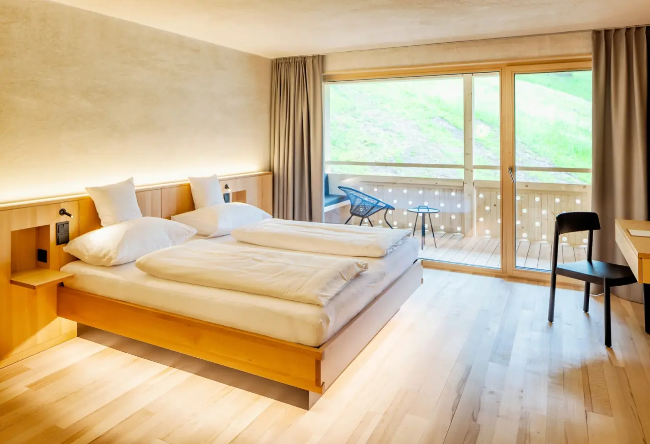 Modernes Doppelzimmer mit Holzboden und Balkon im Hotel Am Holand