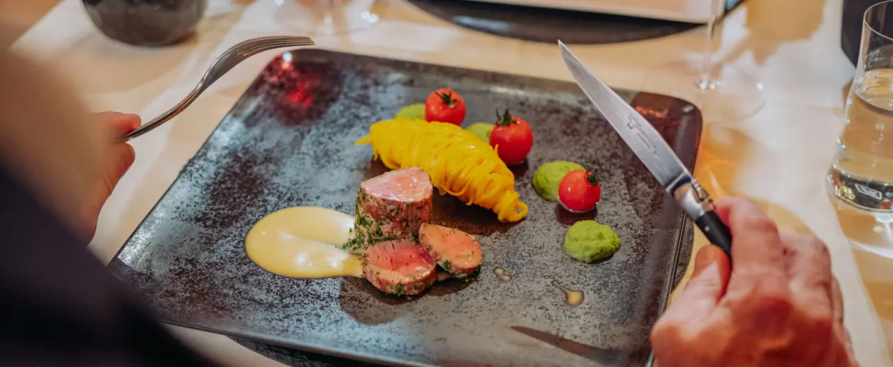 Exquisit angerichtetes Gericht mit Fleisch, Pasta und Gemüse im Restaurant des Best Western Plus Kurhotel an der Obermaintherme.