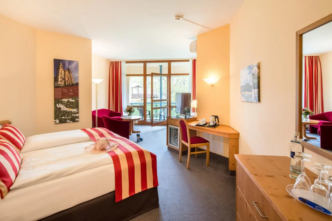 Gemütliches Doppelzimmer mit Balkon und Sitzbereich im Best Western Plus Kurhotel an der Obermaintherme.