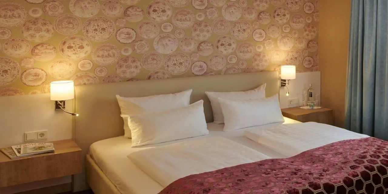 Gemütliches Doppelzimmer mit modernem Design und Nachttischlampen im Parkhotel Weiskirchen.