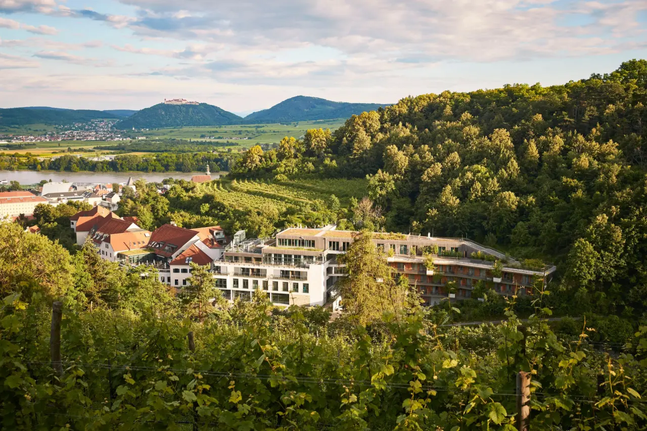 Steigenberger Hotel and Spa Krems in den Weinbergen mit Blick auf die Donau und Stift Göttweig in der Wachau.