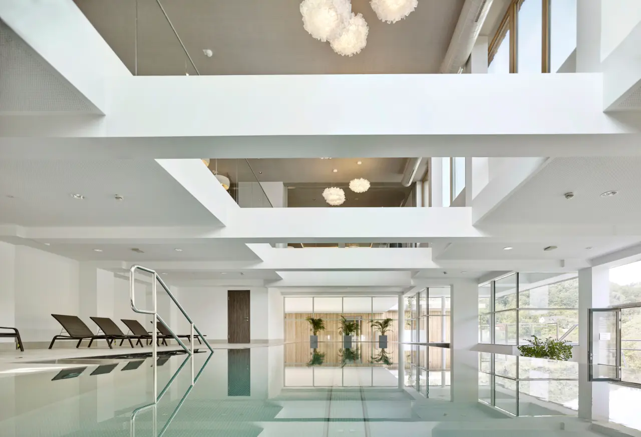 Modernes Hallenbad mit Tageslicht und Liegebereich im Steigenberger Hotel and Spa Krems.