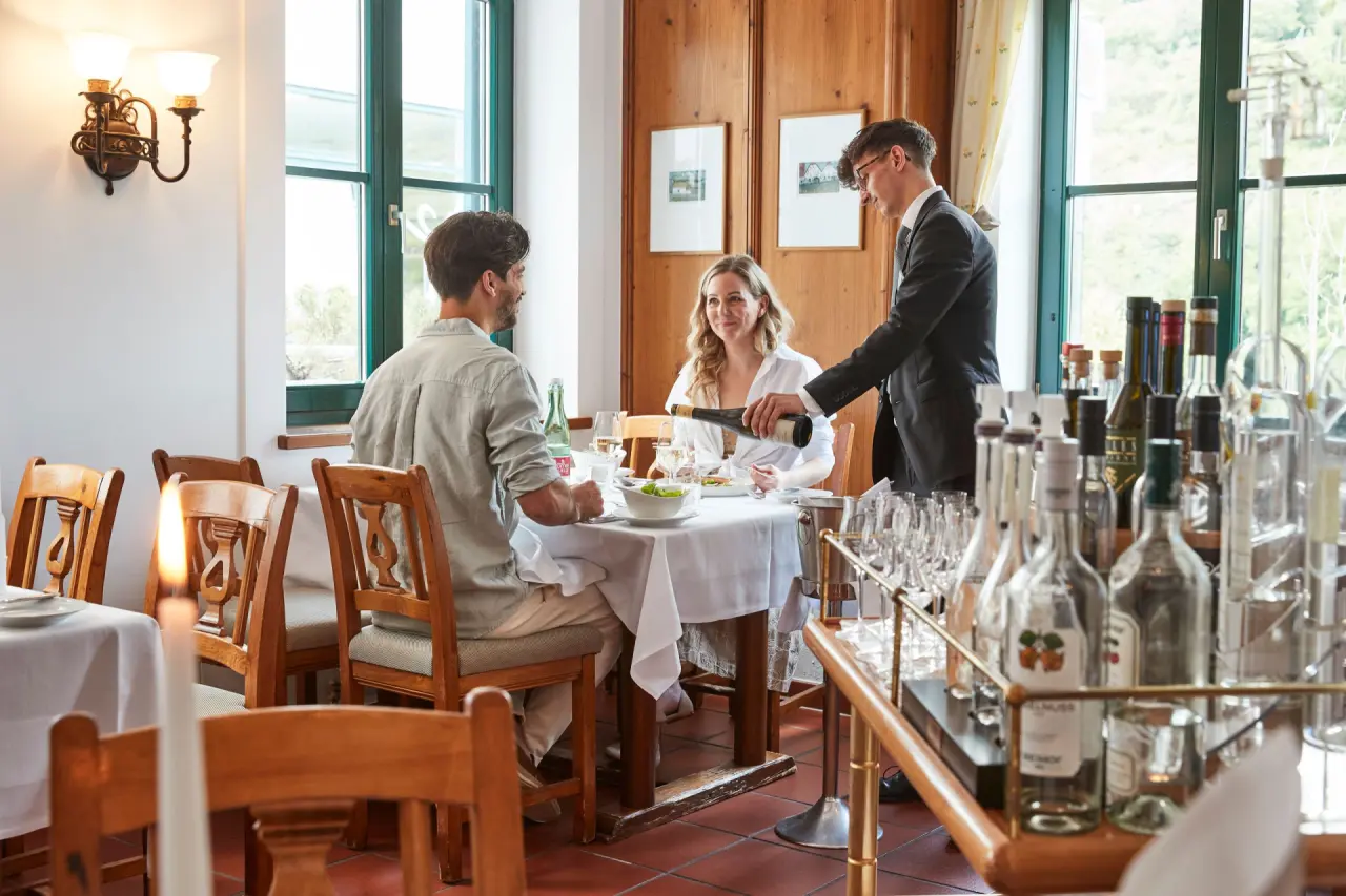 Paar beim Abendessen im Restaurant des Steigenberger Hotel and Spa Krems mit aufmerksamem Service.