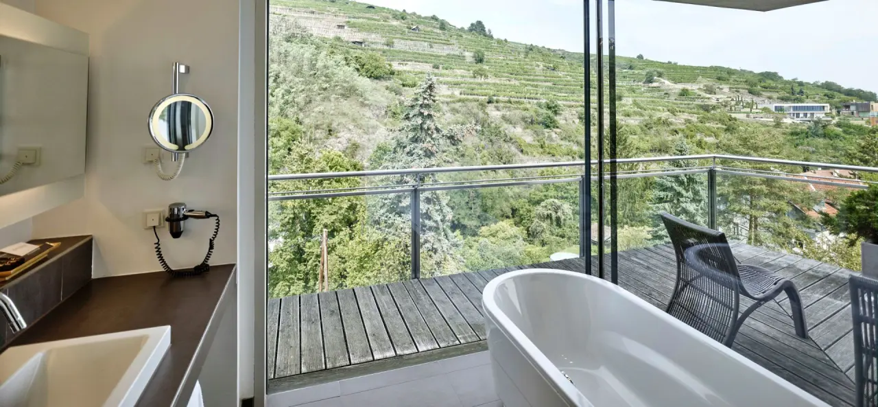 Freistehende Badewanne auf dem Balkon mit Blick auf die Weinberge im Steigenberger Hotel and Spa Krems