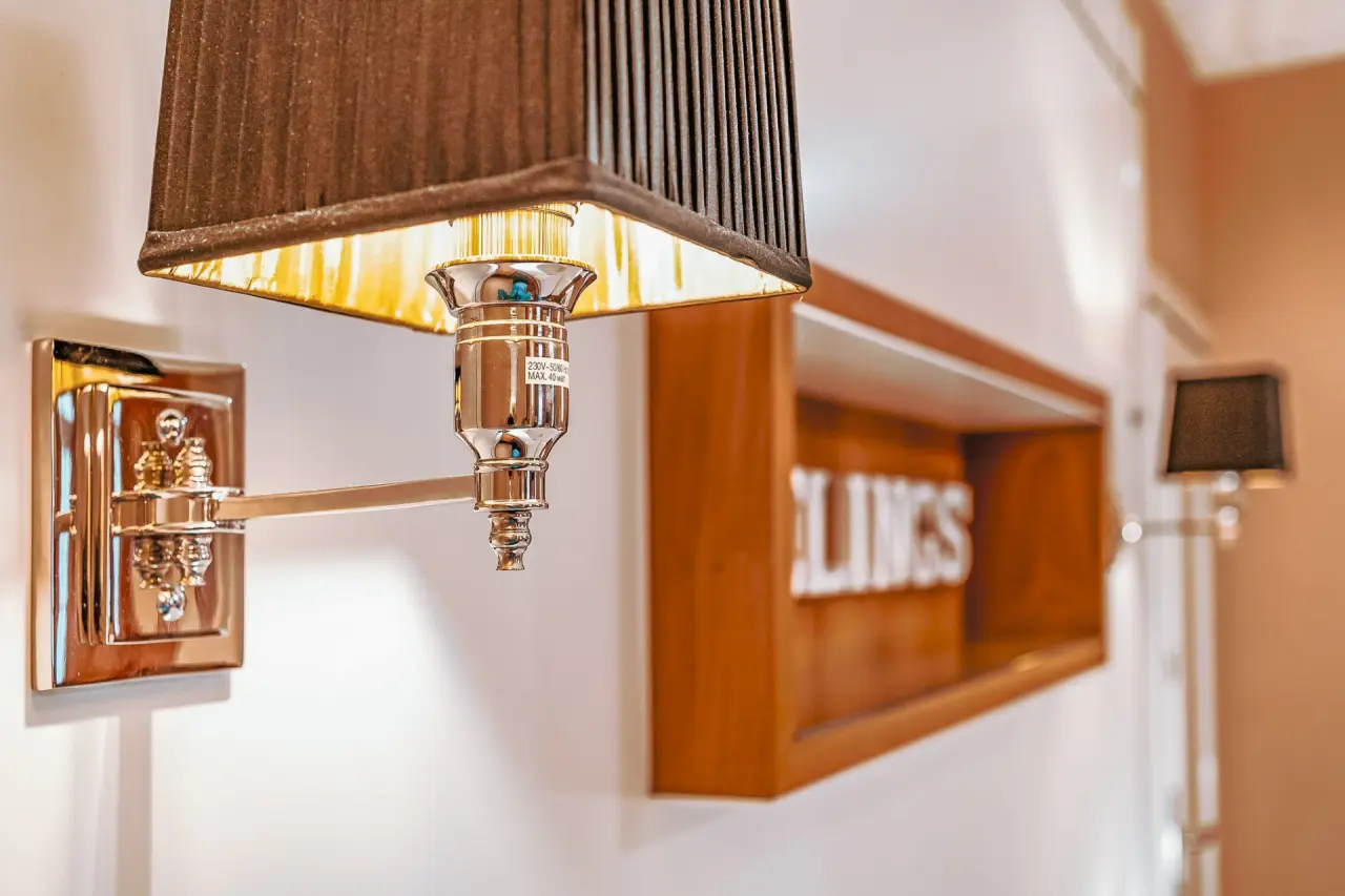 Detailaufnahme einer eleganten Wandlampe mit Stoffschirm im Hotel Helvetia