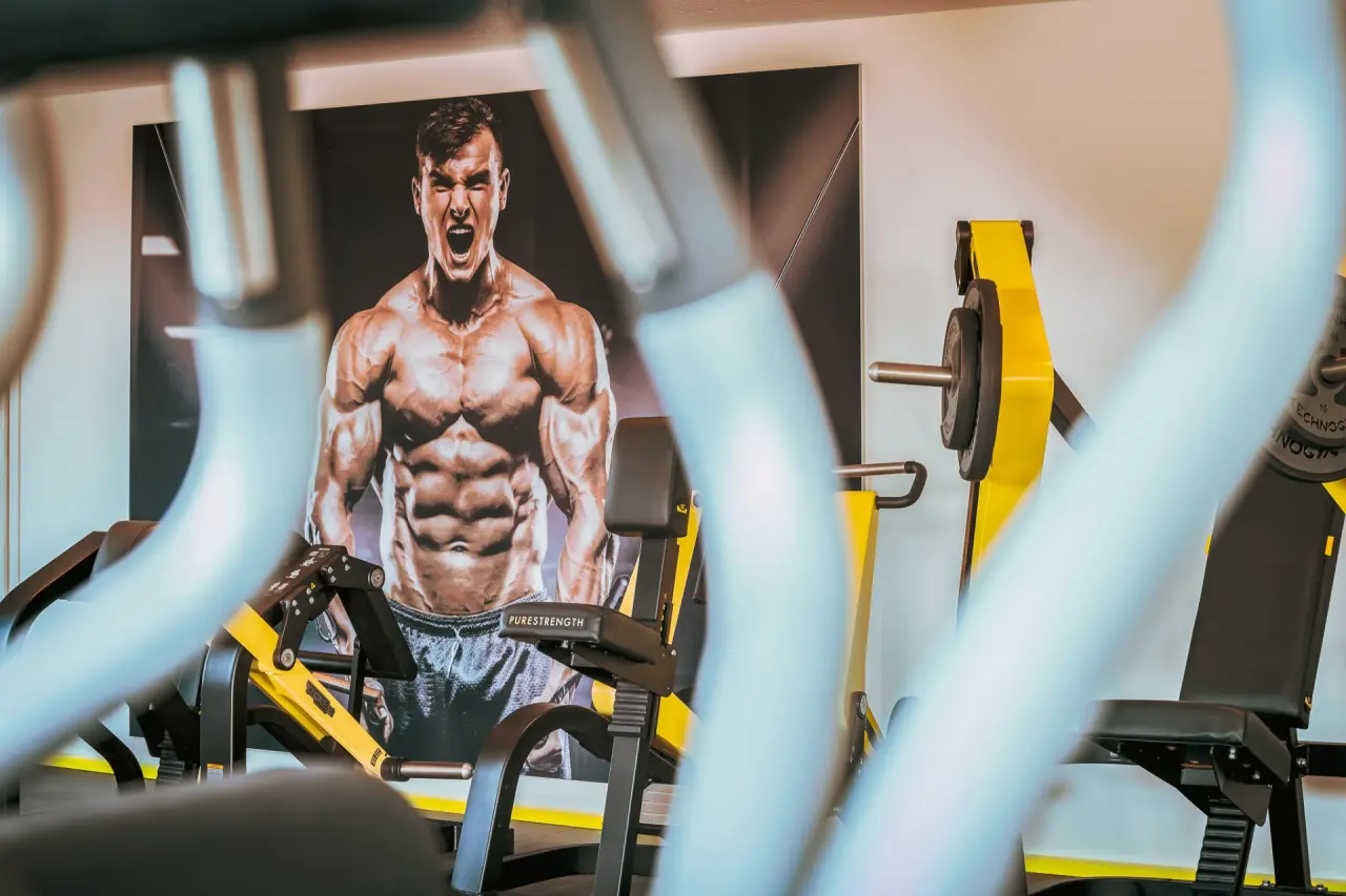 Moderner Fitnessbereich mit Technogym Purestrength Geräten im Hotel Helvetia.