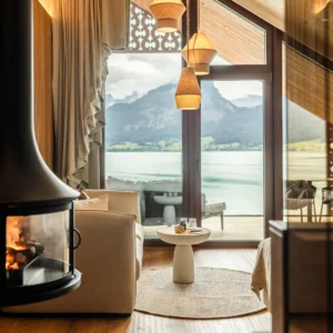Gemütliche Suite mit Kamin und atemberaubendem Blick auf den Wolfgangsee und die Berge im Hotel Seevilla Wolfgangsee.