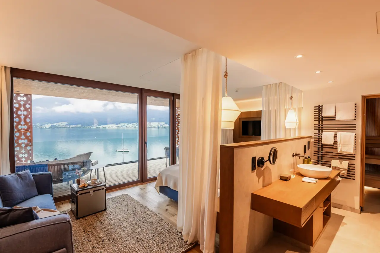 Exklusives Hotelzimmer im Hotel Seevilla Wolfgangsee mit Panoramablick auf den Wolfgangsee, Balkon und privater Sauna.