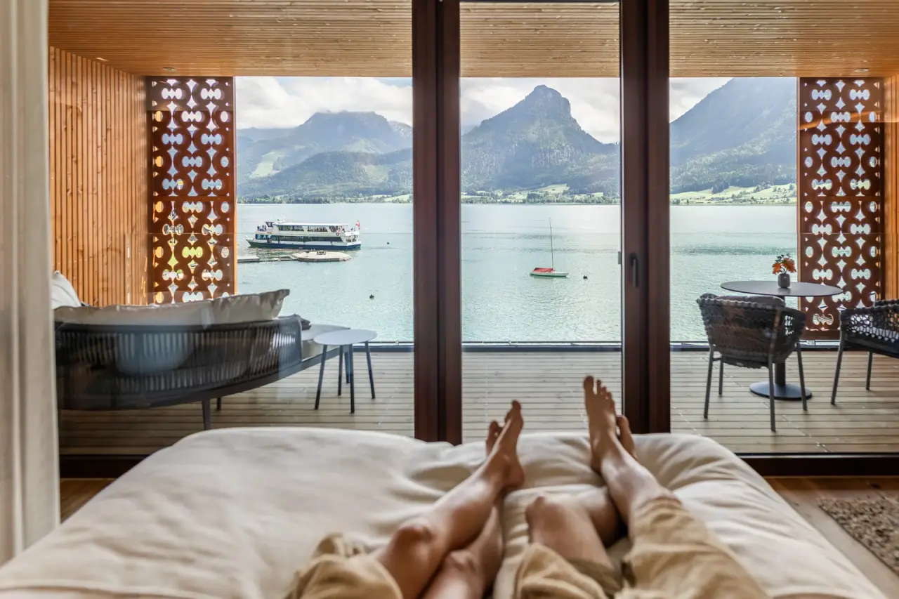 Traumhafter Seeblick vom Hotelzimmer des Hotel Seevilla Wolfgangsee mit Bergpanorama. Entspannung pur mit Blick auf den Wolfgangsee.