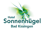 Logo des Hotel Sonnenhügel Familotel Rhön in Bad Kissingen mit grün-blauem Schmetterlingsmotiv.