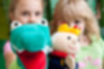 Zwei unscharfe Kinder mit Handpuppen im Hotel Sonnenhügel Familotel Rhön, zeigt Freizeitaktivitäten für Familien.