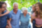 Verschwommene Aufnahme einer Familie im Freien im Hotel Sonnenhügel Familotel Rhön.