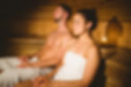 Paar entspannt in der Sauna im Wellnessbereich des Hotel Sonnenhügel Familotel Rhön.