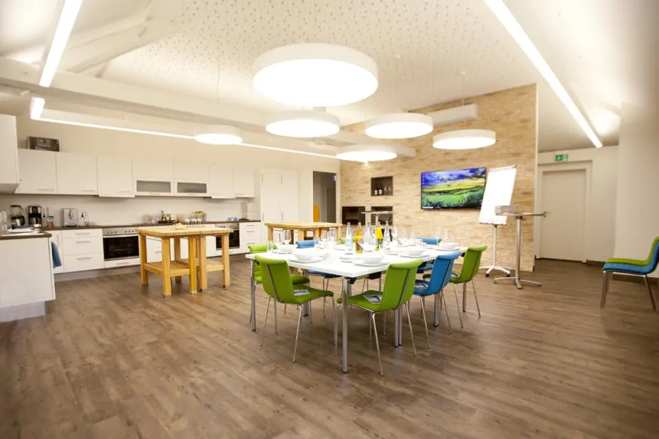 Vita Classica Therme in Bad Krozingen – Moderner Seminarraum mit Küche und Esstisch | Wellnesshotel Schwarzwald