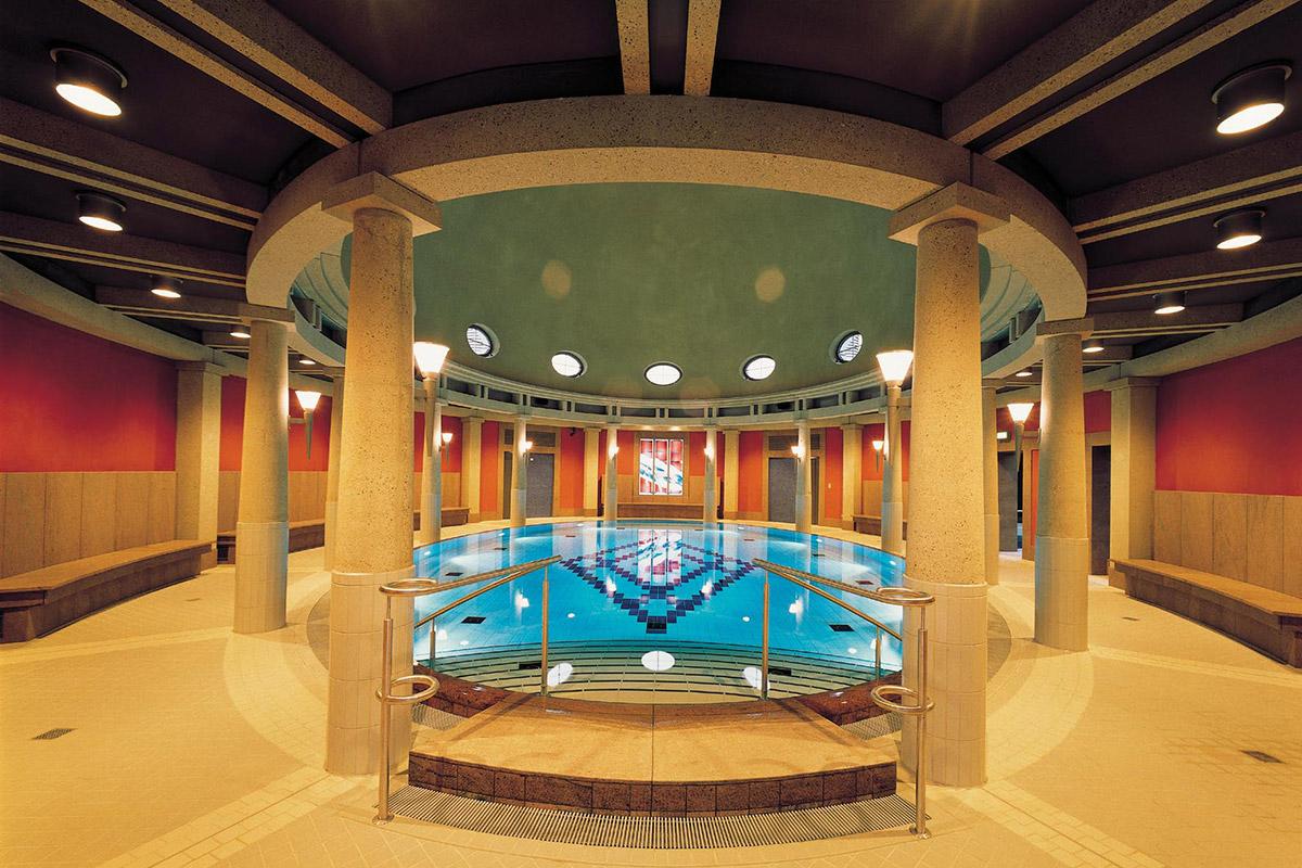 Vita Classica Therme in Bad Krozingen – Runder Innenpool mit Säulenarchitektur | Wellnesshotel Schwarzwald
