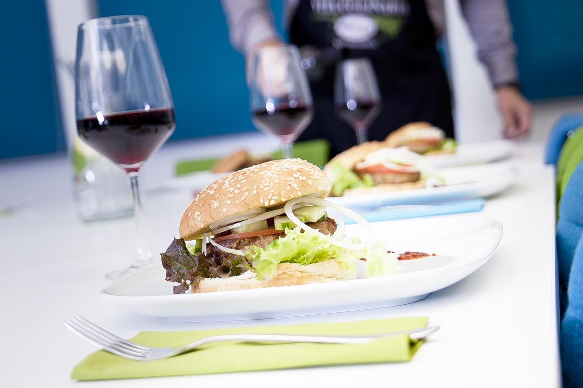 Vita Classica Therme in Bad Krozingen – Frisch zubereiteter Burger mit Salat und Wein | Wellnesshotel Schwarzwald