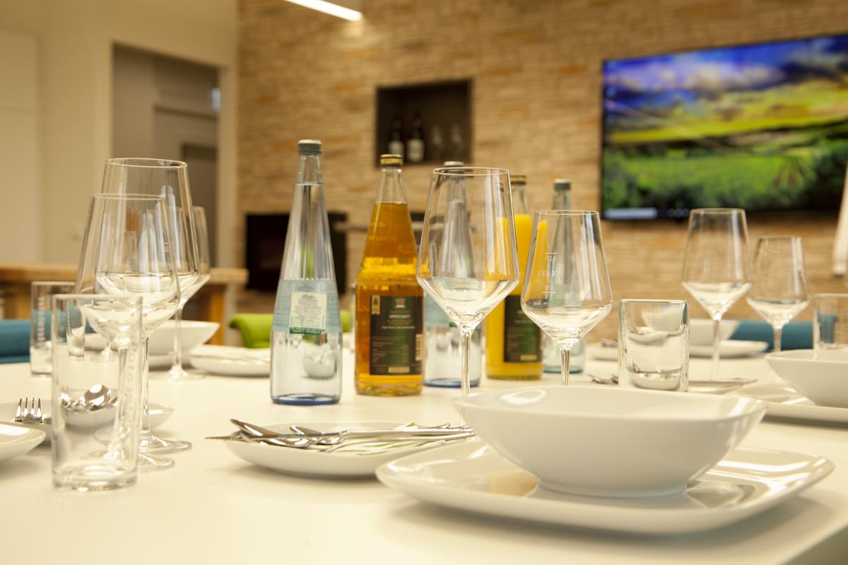 Vita Classica Therme in Bad Krozingen – Festlich gedeckter Tisch mit Getränken | Wellnesshotel Südbaden