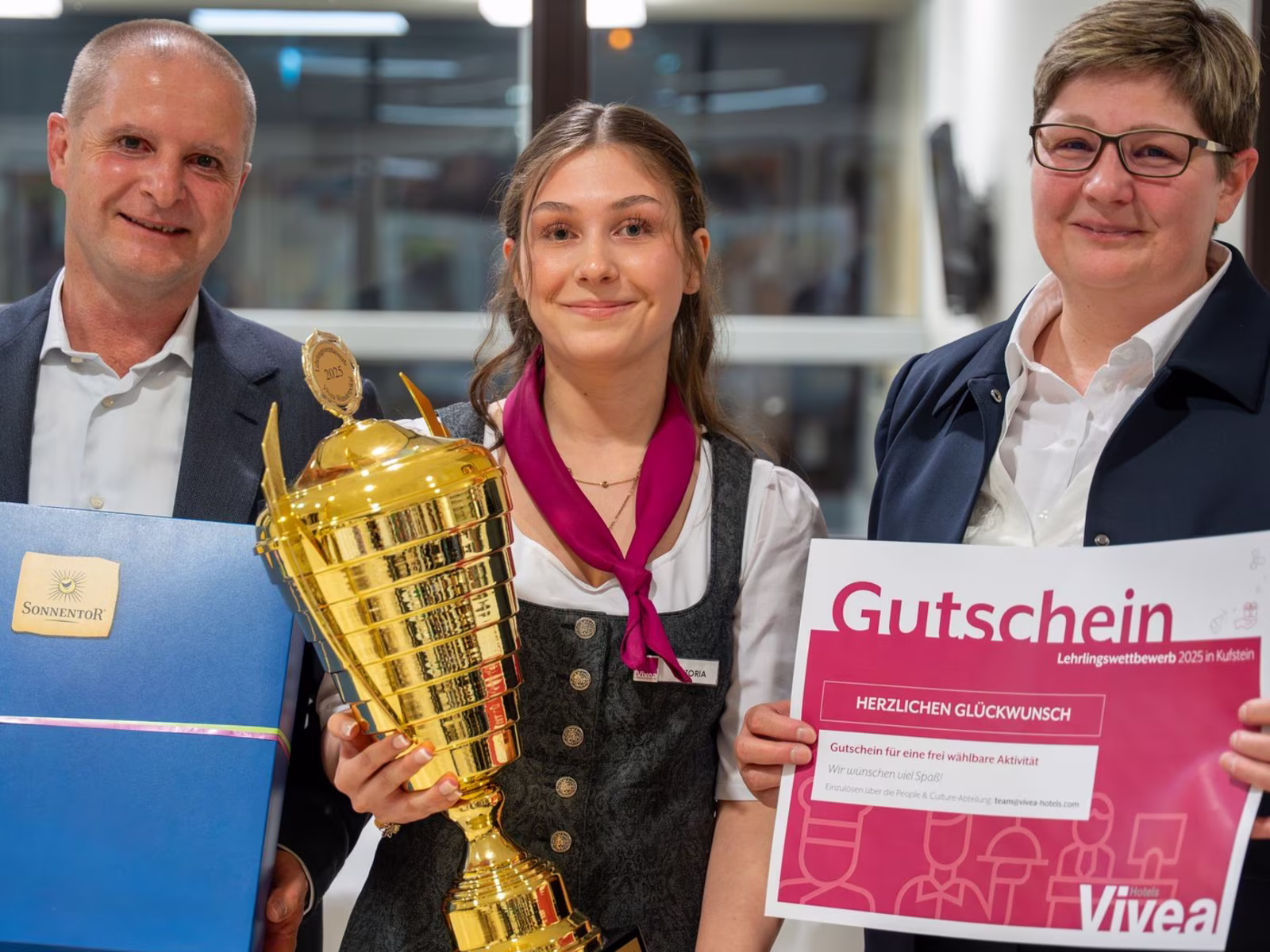 Vivea 4* Hotel Bad Goisern in Bad Goisern – Auszeichnung mit Pokal und Gutschein bei einer Veranstaltung | Wellnesshotel Salzkammergut