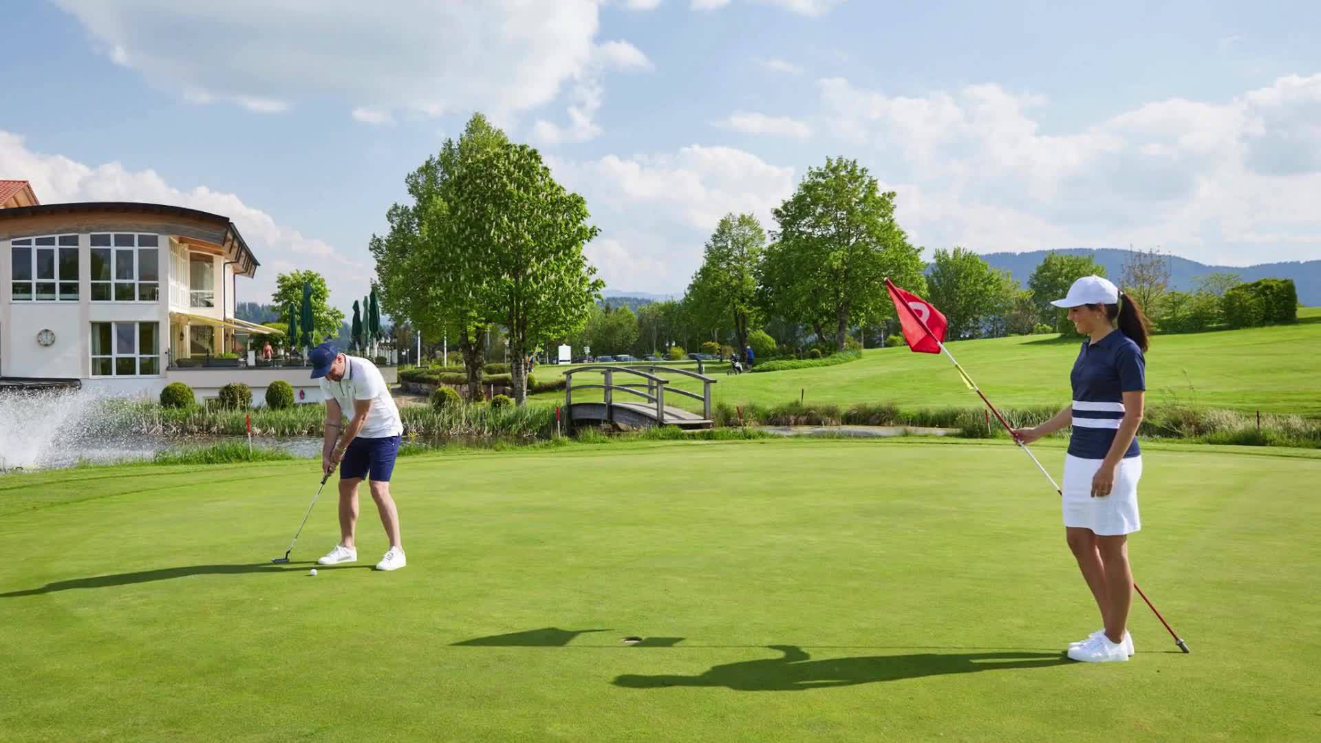 Hanusel Hof in Weitnau-Hellengerst – Golfer auf dem hoteleigenen Golfplatz | Wellnesshotel Allgäu