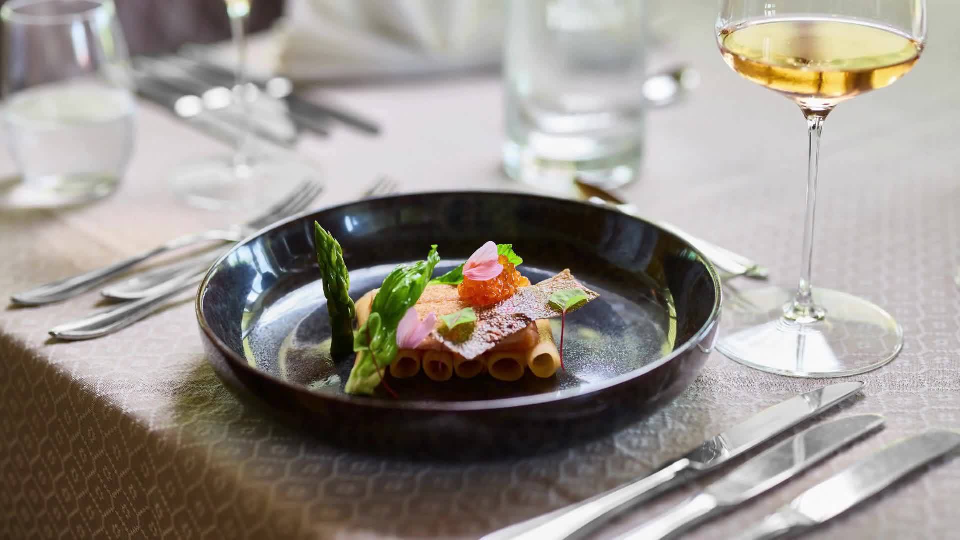 Hanusel Hof in Weitnau-Hellengerst – Exquisit angerichtetes Gericht im Restaurant | Wellnesshotel Allgäu