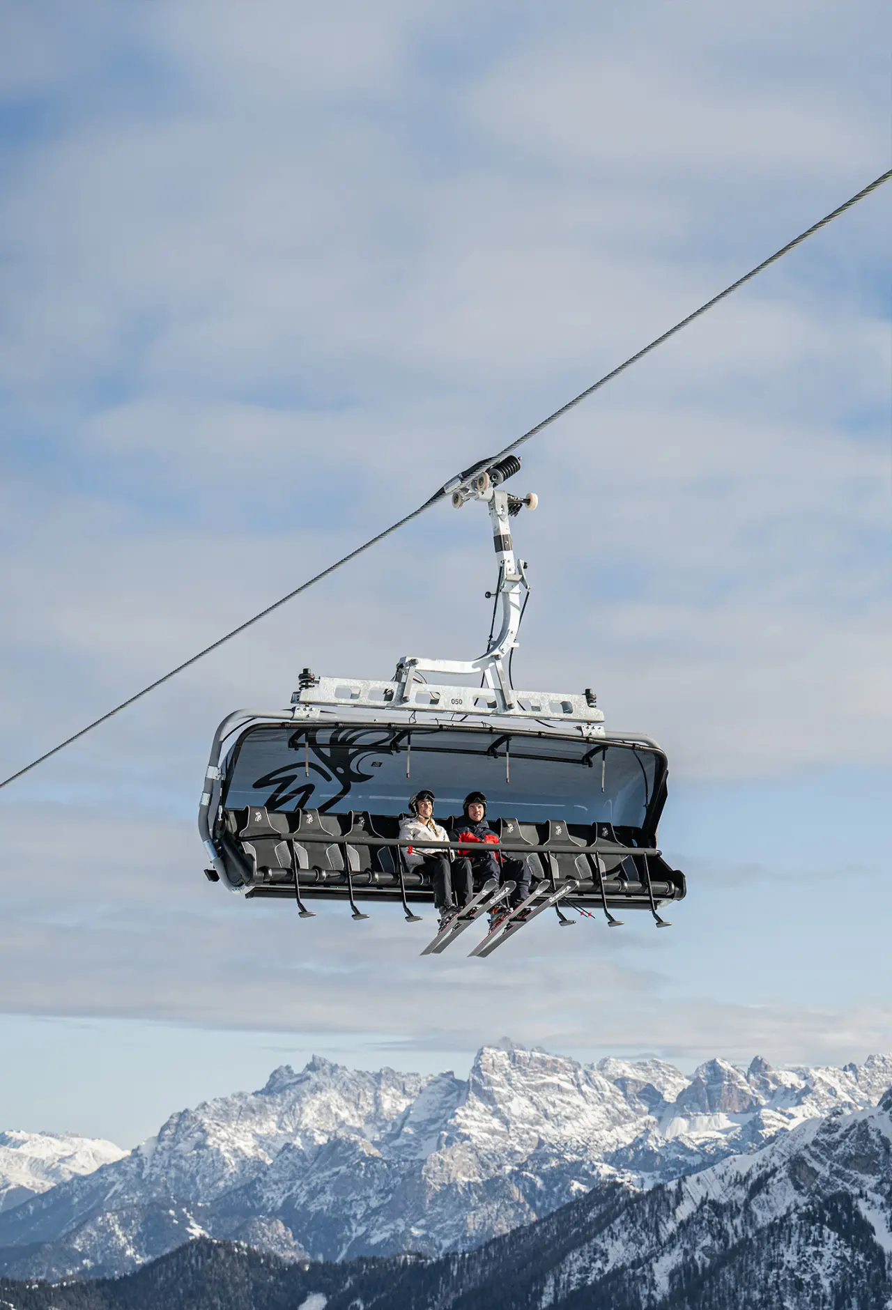 Mirabell Dolomites Hotel in Olang – Skifahrer im Sessellift vor Bergpanorama | Wellnesshotel Dolomiten