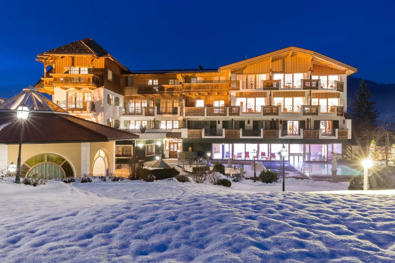 Mirabell Dolomites Hotel in Olang – Beleuchtete Hotelansicht in verschneiter Landschaft | Wellnesshotel Südtirol