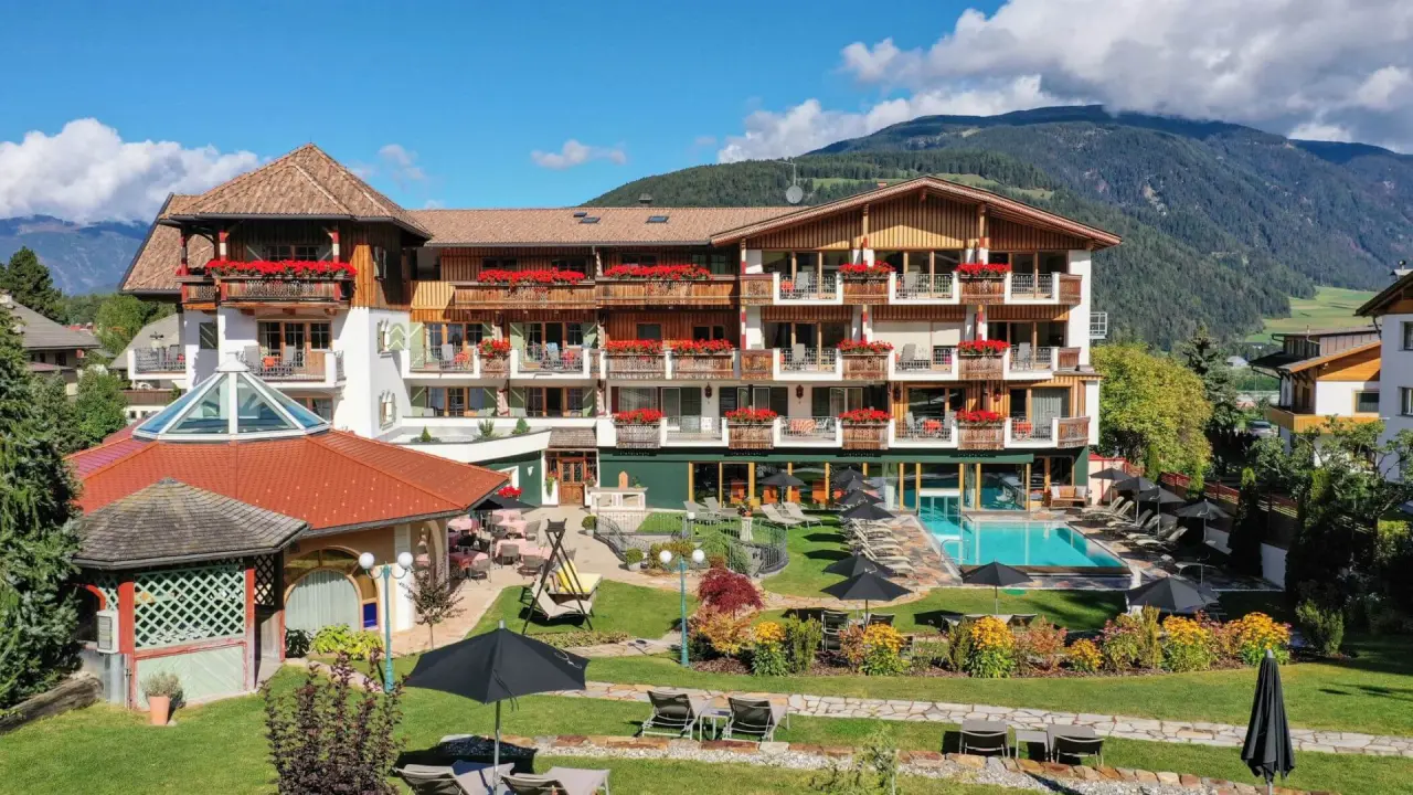 Mirabell Dolomites Hotel in Olang – Außenansicht mit Pool und Bergblick | Wellnesshotel Südtirol