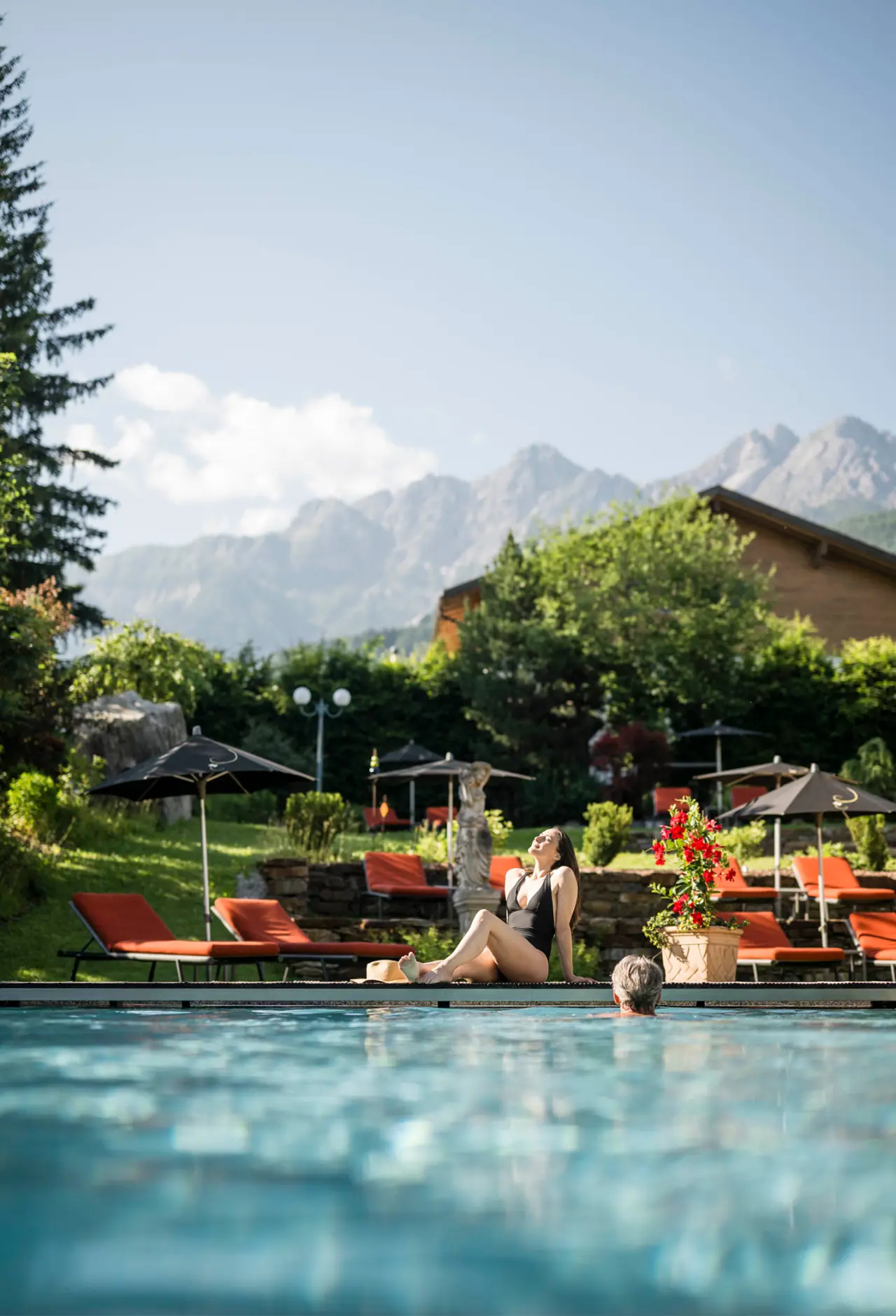 Mirabell Dolomites Hotel in Olang – Außenpool mit Liegewiese und Bergblick | Wellnesshotel Südtirol