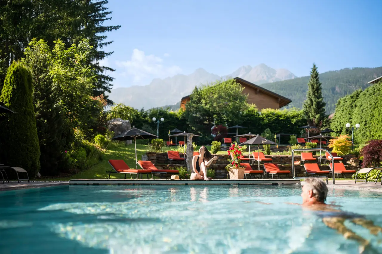 Mirabell Dolomites Hotel in Olang – Außenpool mit Liegewiese und Bergblick | Wellnesshotel Südtirol