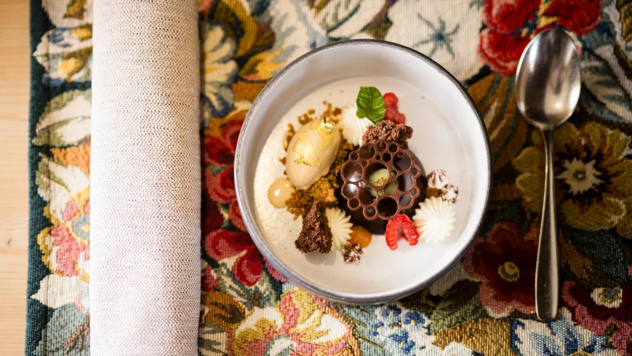 Mirabell Dolomites Hotel in Olang – Kunstvoll angerichtetes Schokoladendessert | Wellnesshotel Südtirol