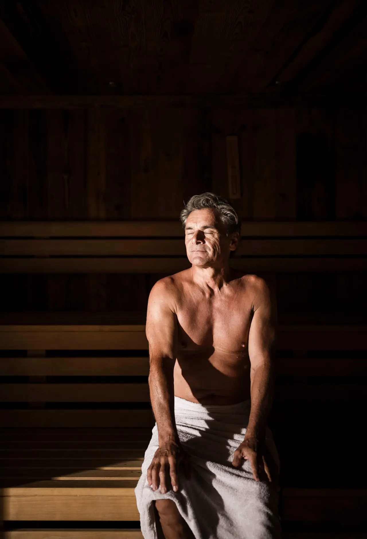 Mirabell Dolomites Hotel in Olang – Gast entspannt in der Holzsauna | Wellnesshotel Südtirol