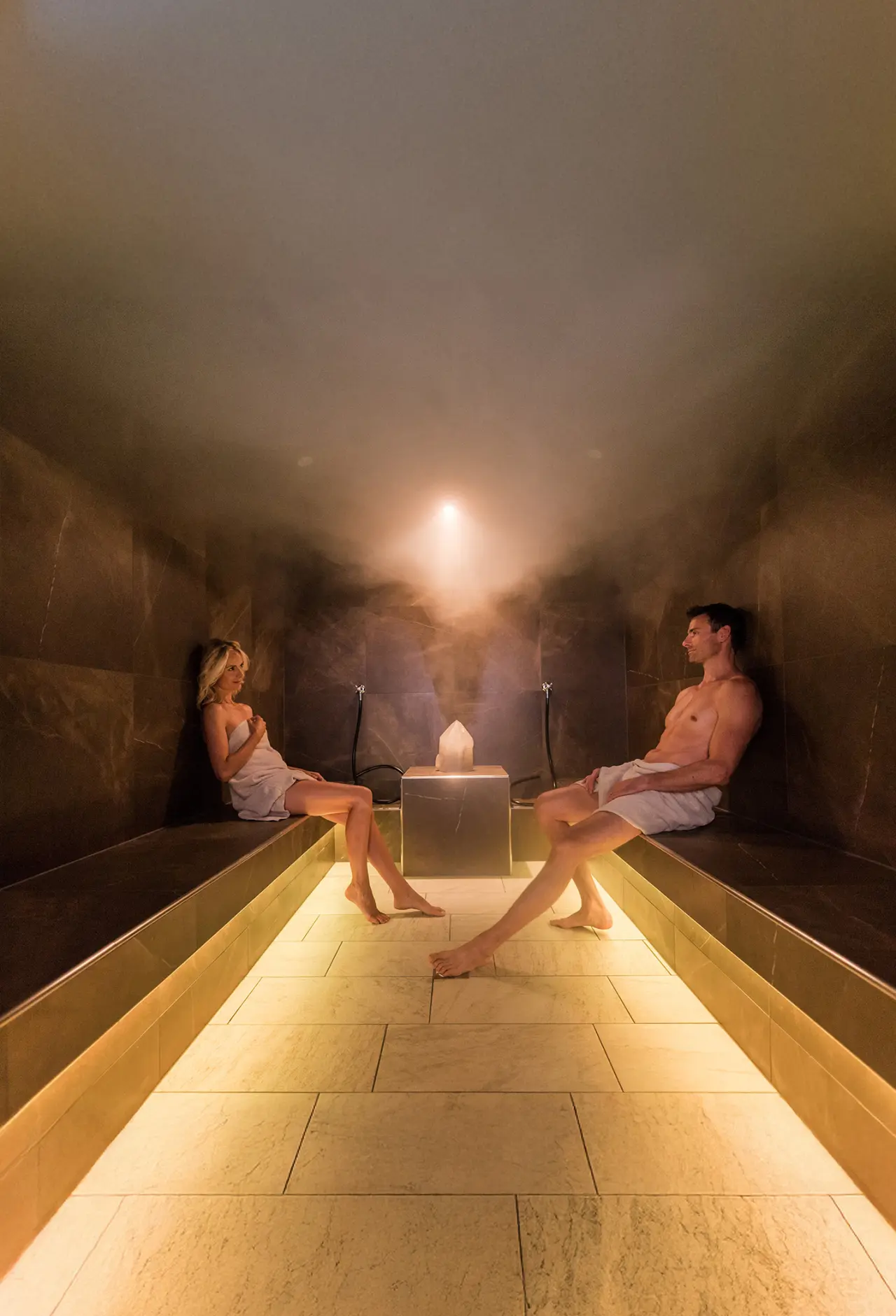 Mirabell Dolomites Hotel in Olang – Paar im modernen Dampfbad mit Beleuchtung | Wellnesshotel Südtirol