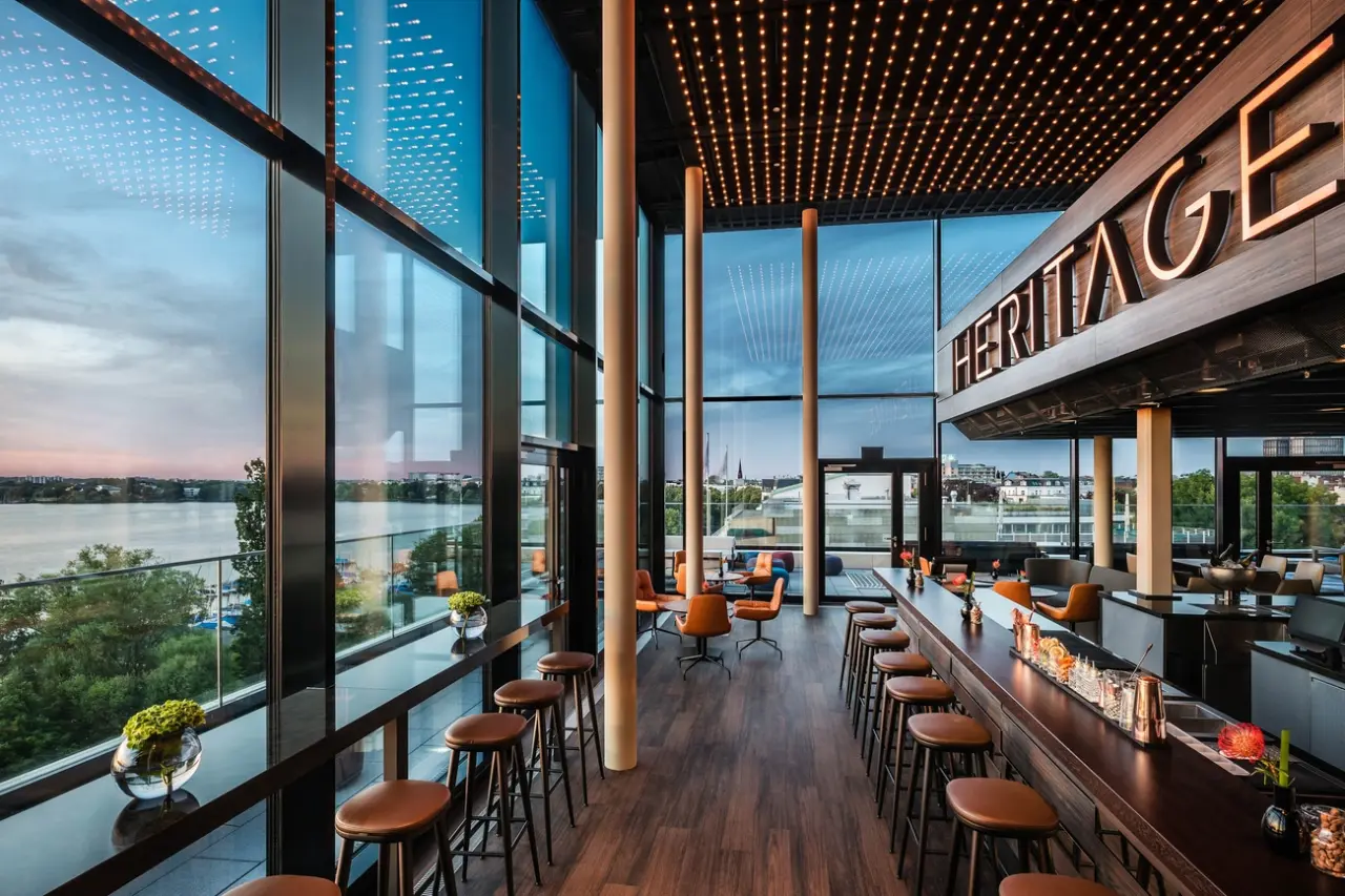 Moderne Bar 'Heritage' im Royal Meridien Hamburg mit Panoramablick auf die Alster und die Stadt.