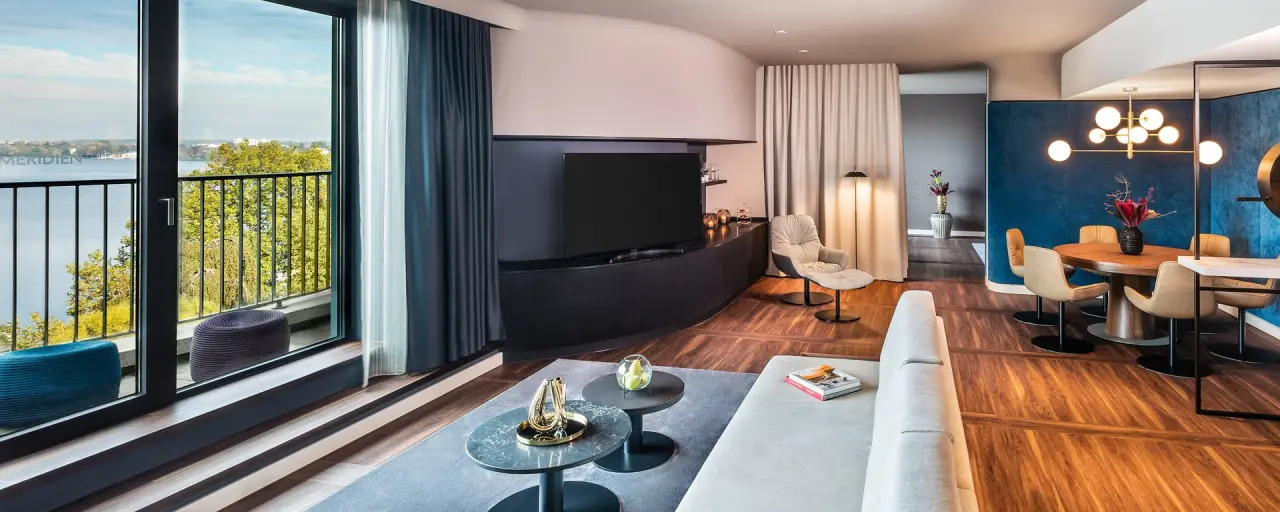 Luxuriöse Suite im Royal Meridien Hamburg mit modernem Wohn- und Essbereich sowie Balkon und Alsterblick.