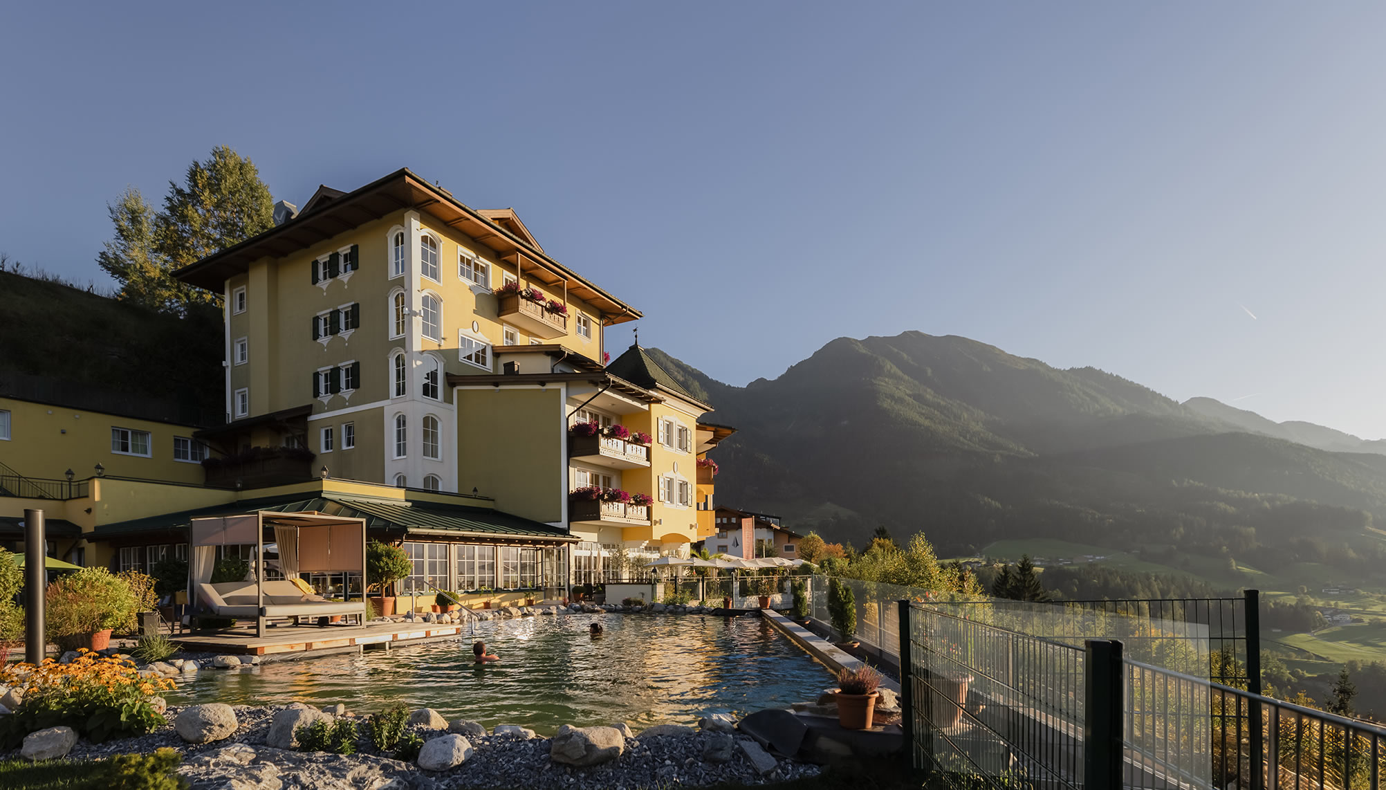 Hotel AlpenSchlössl in St. Johann im Pongau – Winterliche Außenansicht bei Dämmerung | Wellnesshotel Salzburger Land
