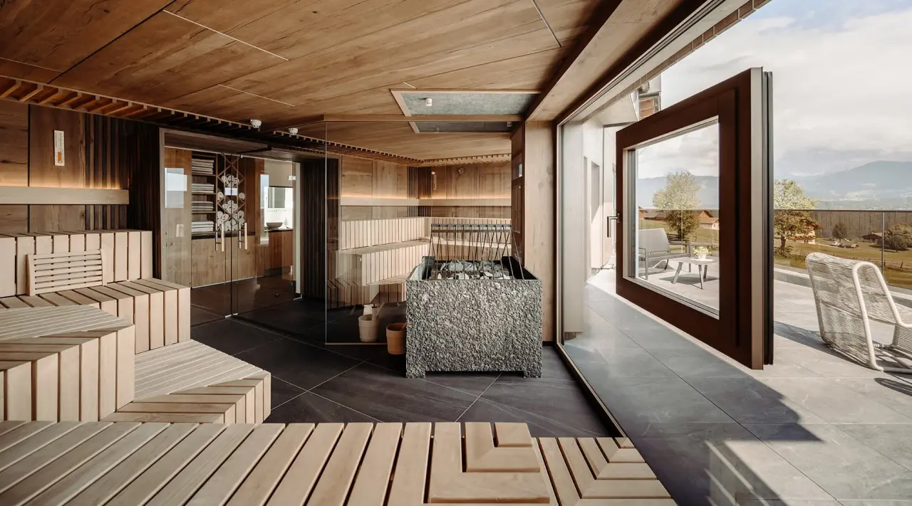 Moderne Holzsauna mit Panoramablick auf die Berge im Wellnessbereich des Hotel Waldfrieden.