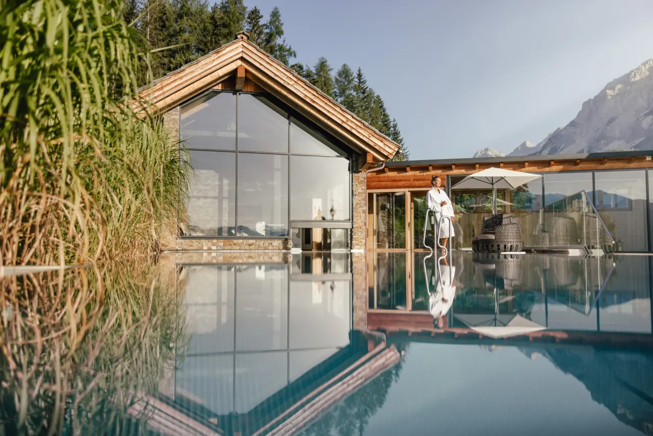 Aussen-Infinitypool mit Bergpanorama und moderner Spa-Architektur im Hotel Annelies. Entspannung pur in den Alpen.